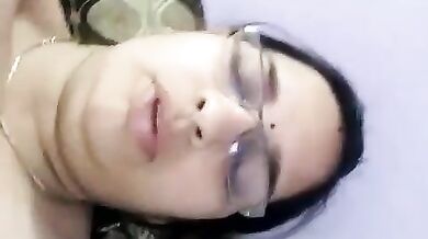 प्लास्टिक के डंडे से चूत हिला के दही निकालती नाशिक की मौसी