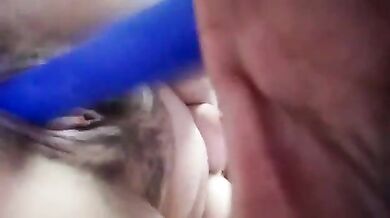 प्लास्टिक के डंडे से चूत हिला के दही निकालती नाशिक की मौसी