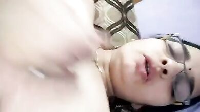 प्लास्टिक के डंडे से चूत हिला के दही निकालती नाशिक की मौसी