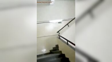 कॉलेज गर्ल ने सीढियों पर लंड चूसा