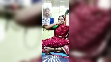 भौजी ने साडी हटा के चूत दिखाई वीडियो कॉल में