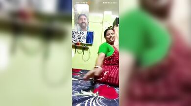 भौजी ने साडी हटा के चूत दिखाई वीडियो कॉल में